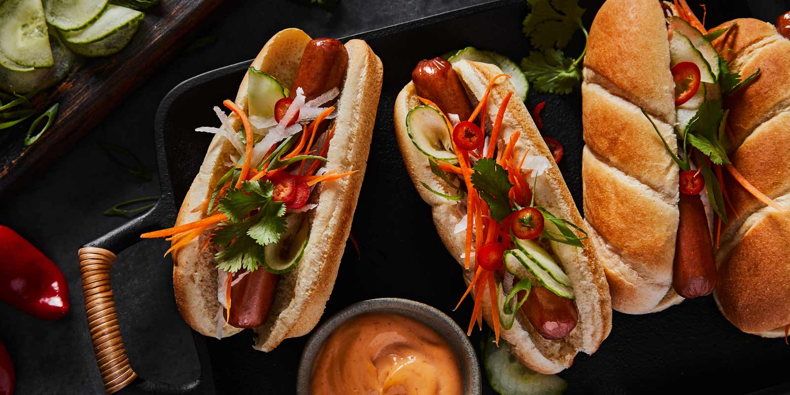 Hot-dog style Banh Mi épicé à la sriracha