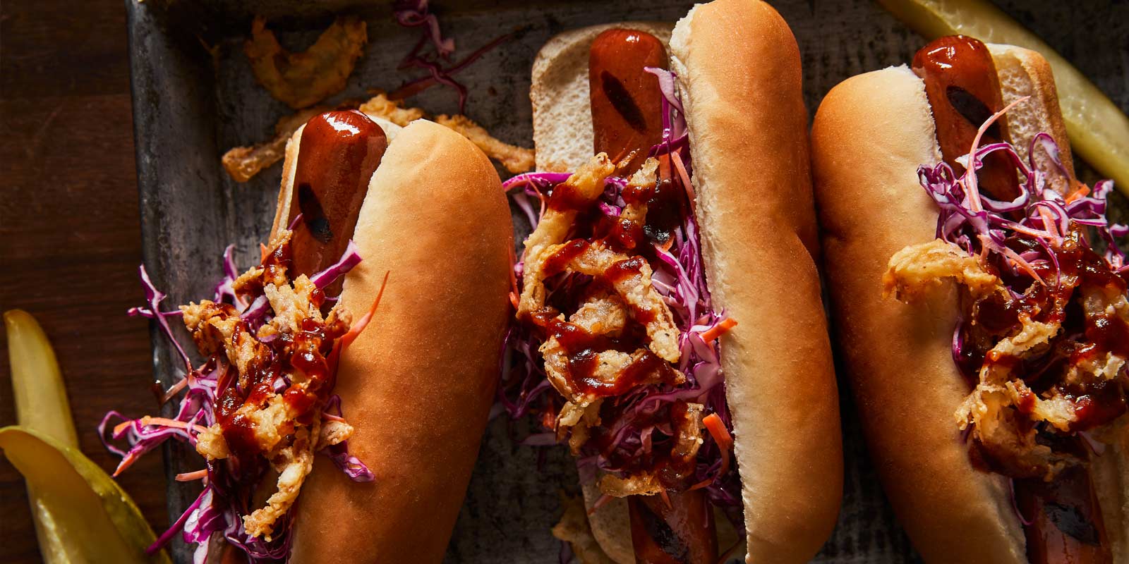 Hot-dog garni de salade de chou rouge piquante