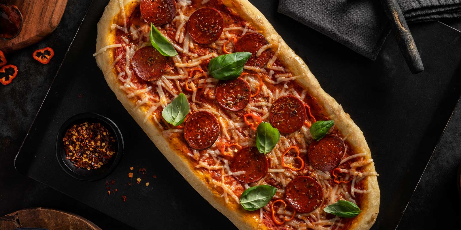 Pizza au pepperoni sur pain plat